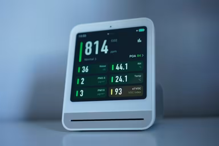 Strumento di monitoraggio della qualità dell'aria che mostra i valori degli inquinanti, usato per la misura del radon nei luoghi di lavoro