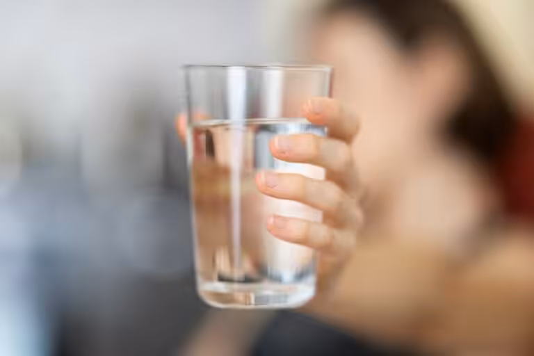 Bicchiere di vetro con acqua fresca e limpida, simbolo della potabilità delle acque