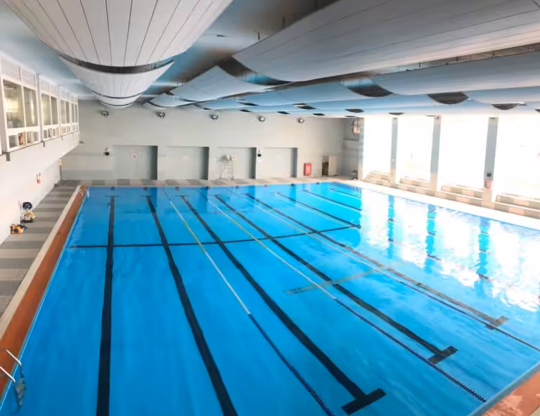 Vasca di una piscina coperta in un impianto sportivo, ambiente a rischio di legionella nei centri sportivi