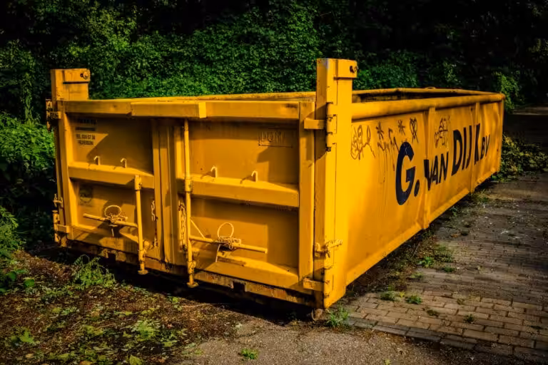Container metallico giallo per il conferimento dei rifiuti da cantiere, fase dello smaltimento dell'amianto