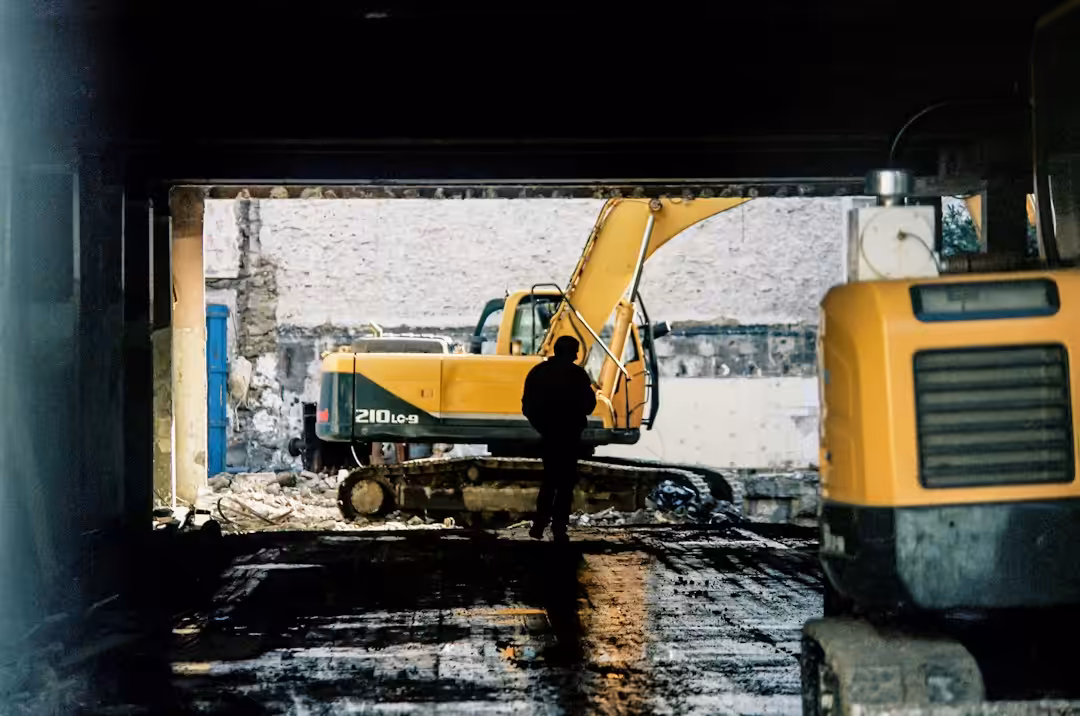 Operai al lavoro in un cantiere di ristrutturazione, contesto della tutela dei lavoratori esposti all'amianto