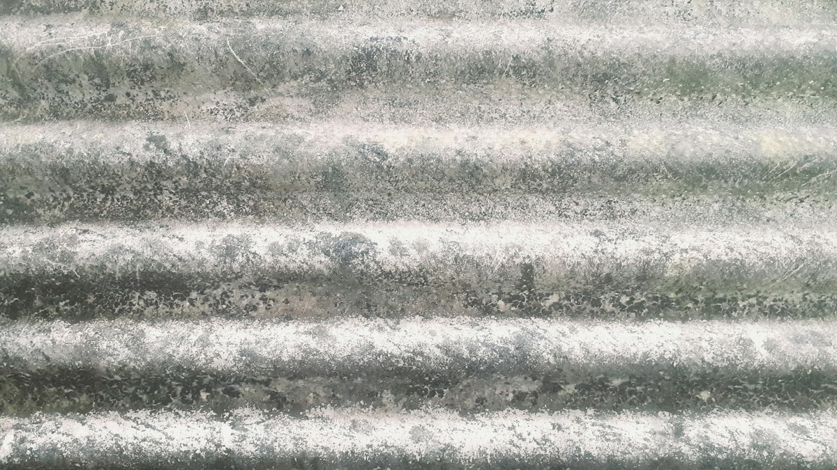 Amianto sul tetto: copertura in lastre ondulate di cemento amianto (eternit)