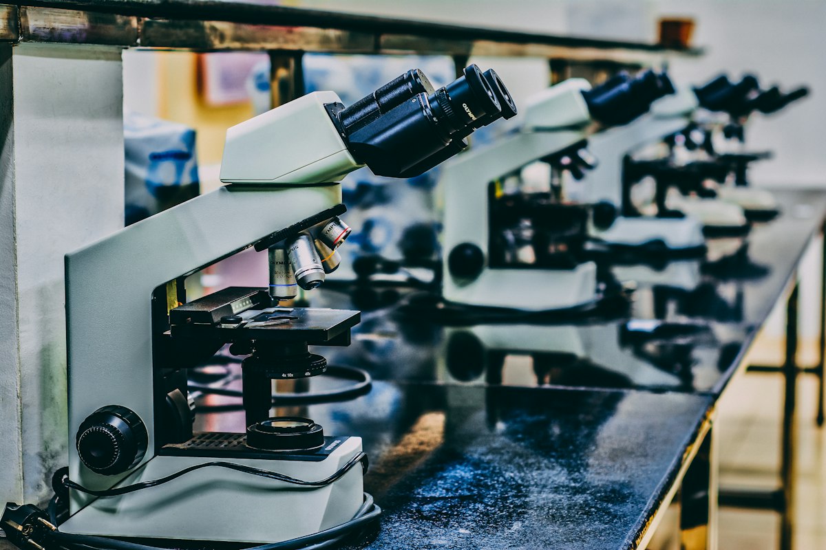 Scienziato in laboratorio esegue analisi al microscopio