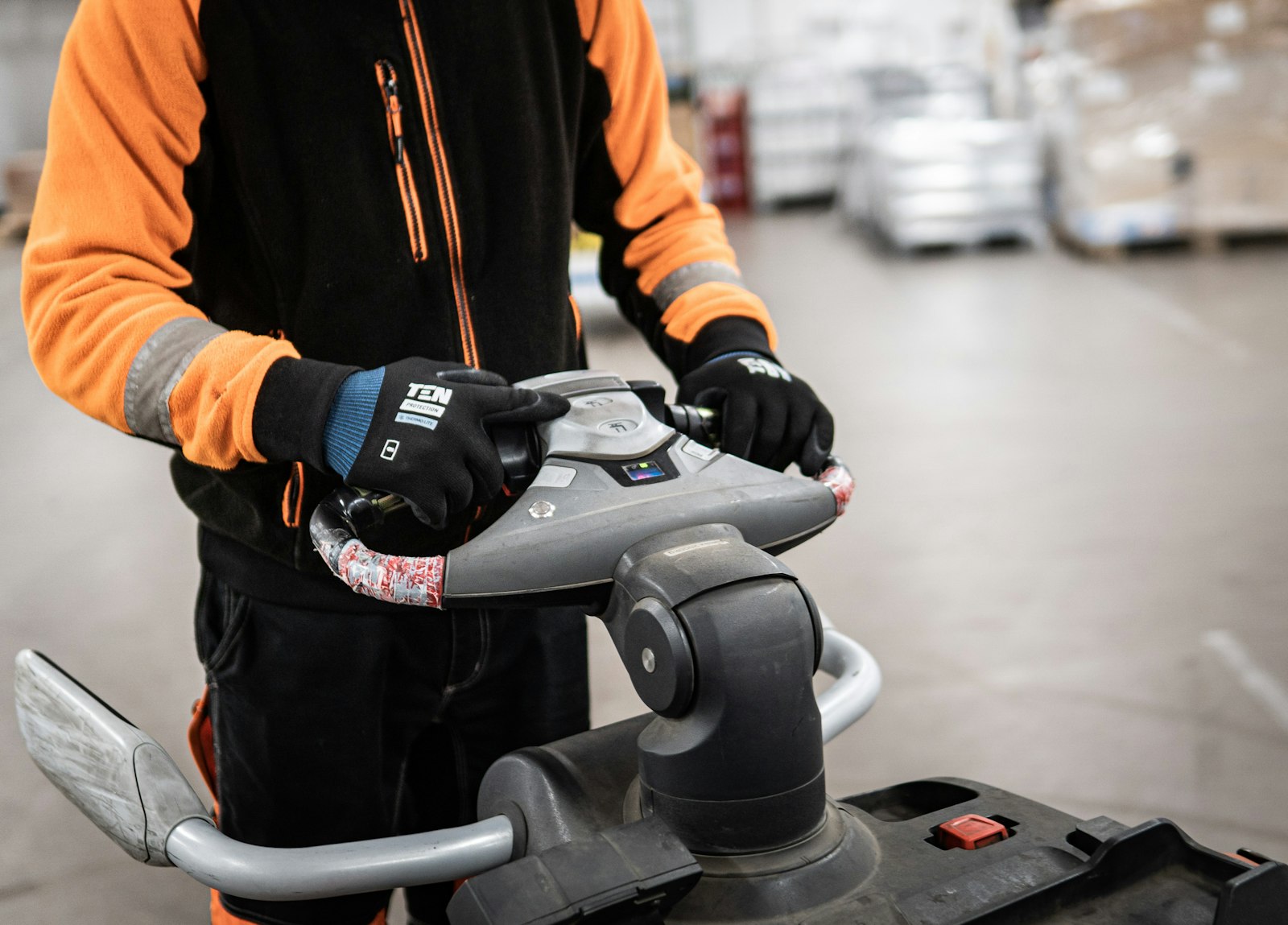 Carrello elevatore in magazzino: trasporto e magazzinaggio tra i settori più colpiti dagli infortuni mortali