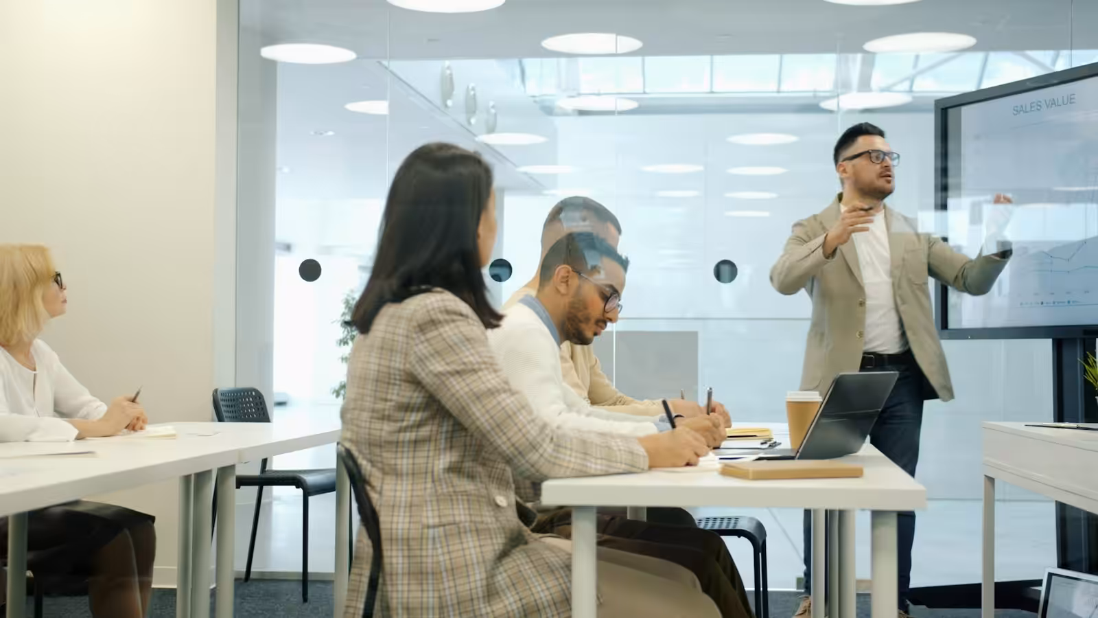 Gruppo di lavoratori in aula durante un corso di formazione professionale