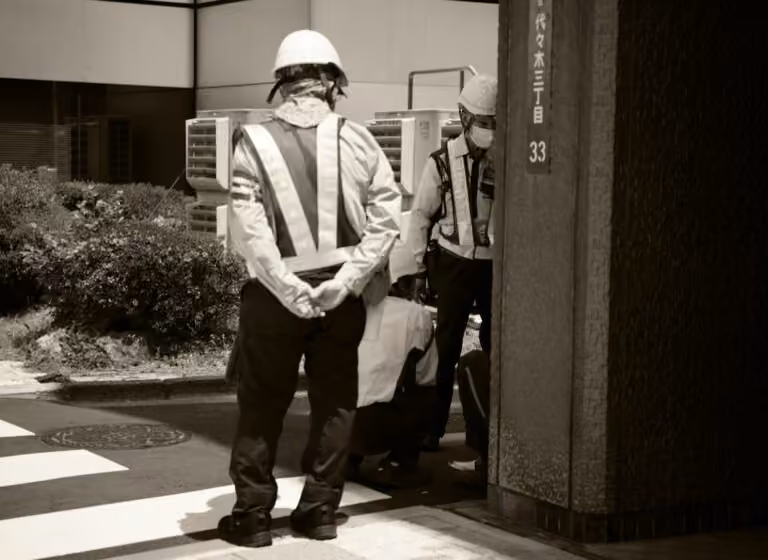 Due tecnici con elmetto e gilet ad alta visibilità si coordinano sul luogo di lavoro: DUVRI e gestione dei rischi da interferenza