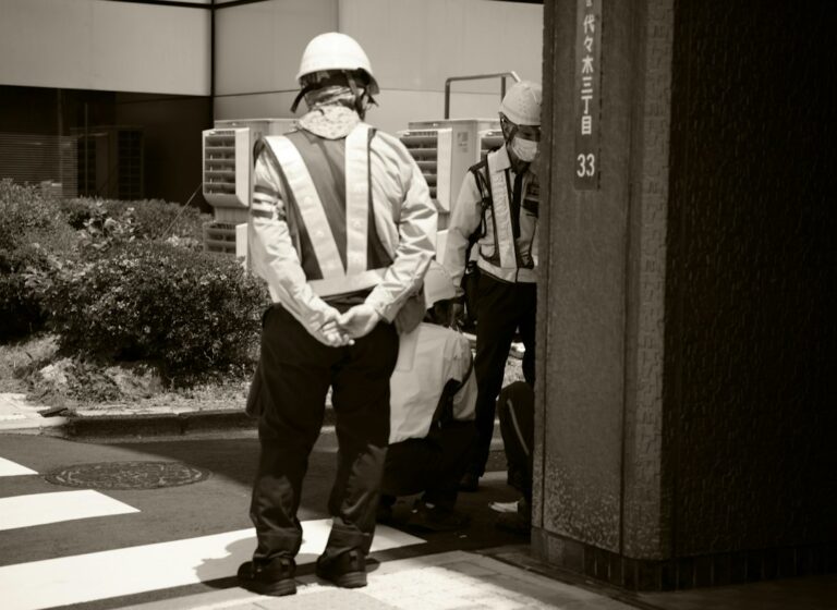 Due tecnici con elmetto e gilet ad alta visibilità si coordinano sul luogo di lavoro: DUVRI e gestione dei rischi da interferenza