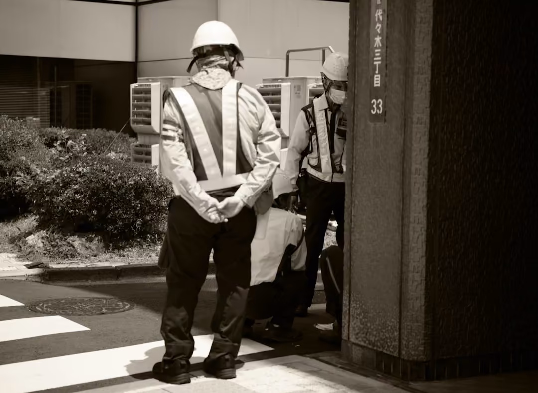 Due tecnici con elmetto e gilet ad alta visibilità si coordinano sul luogo di lavoro: DUVRI e gestione dei rischi da interferenza