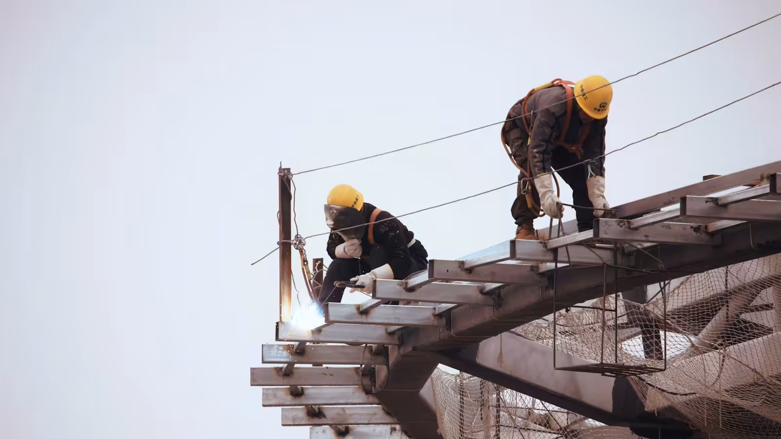 Lavoratore edile con casco in cantiere: costruzioni primo settore per morti sul lavoro nel 2026