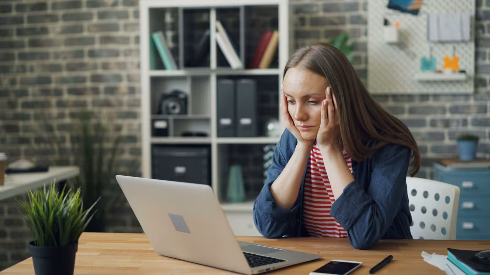 Lavoratrice affaticata davanti al computer: rischi psicosociali e salute mentale sul lavoro