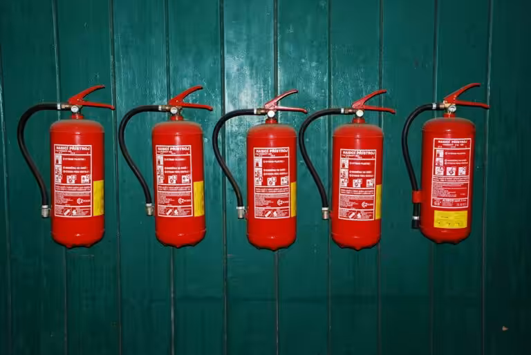 Estintori allineati: dotazioni antincendio e addetti formati secondo il DM 2 settembre 2021