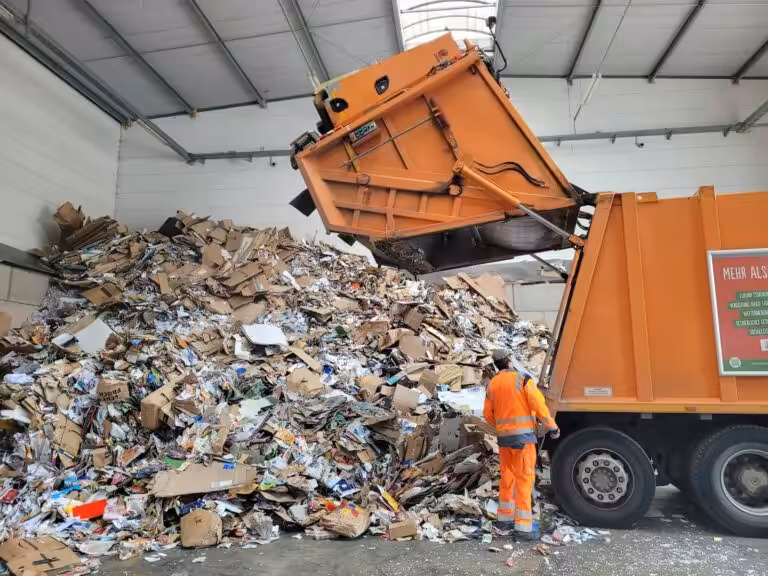 Operatore in un impianto di gestione rifiuti: tracciabilità con FIR digitale e RENTRI