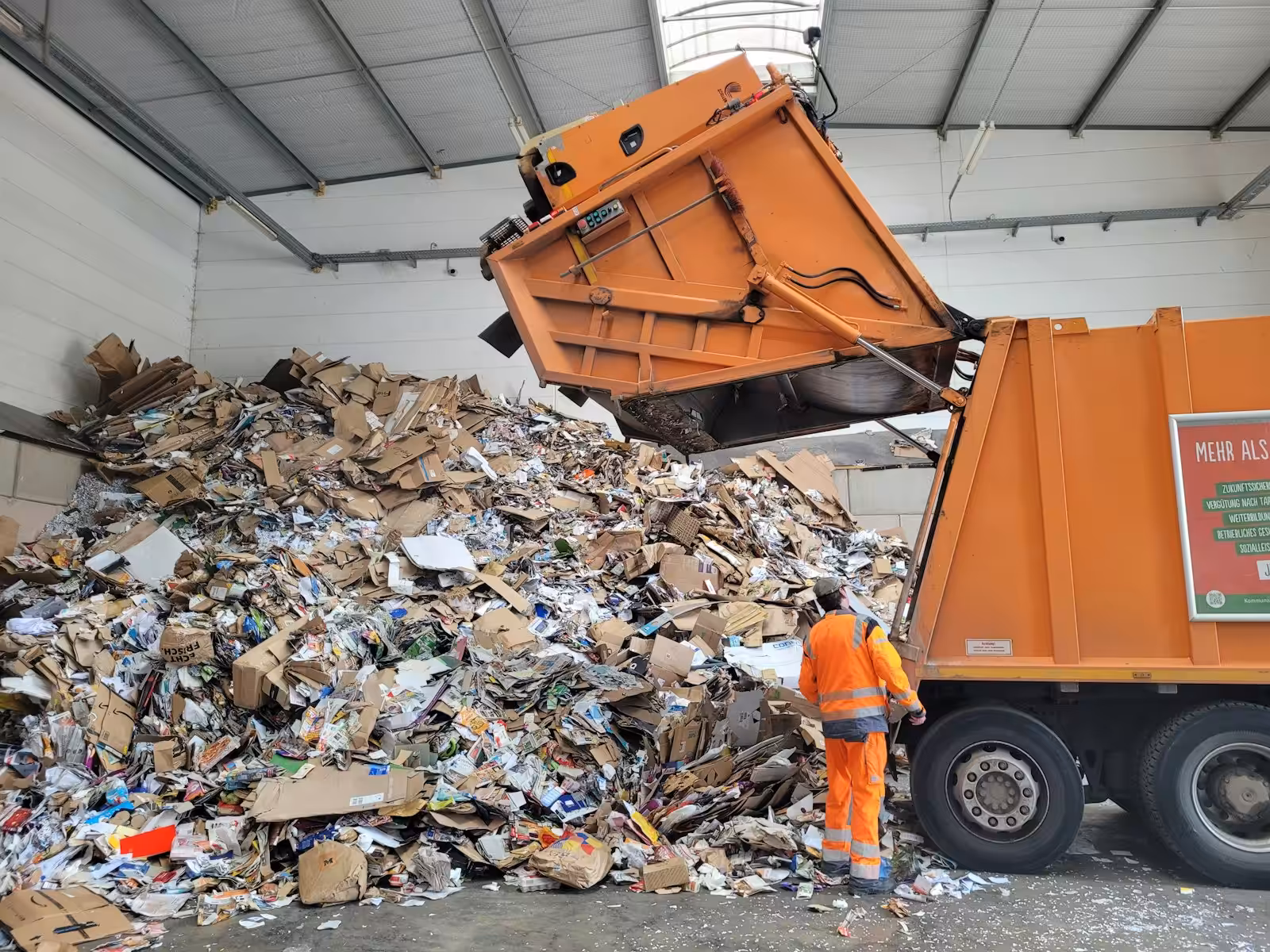 Operatore in un impianto di gestione rifiuti: tracciabilità con FIR digitale e RENTRI