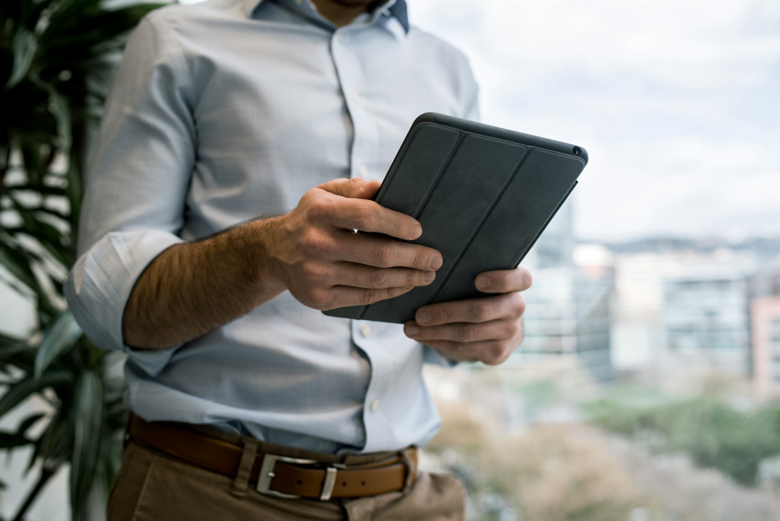 Operatore consulta il formulario rifiuti digitale su tablet