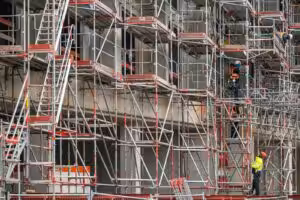 Operaio su ponteggio in cantiere edile: patente a crediti obbligatoria per imprese e autonomi