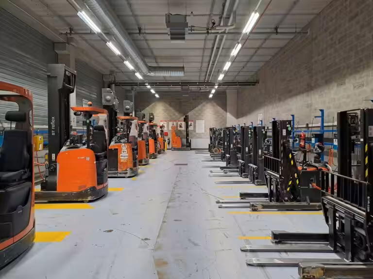 Carrelli elevatori in magazzino: abilitazione obbligatoria per gli operatori