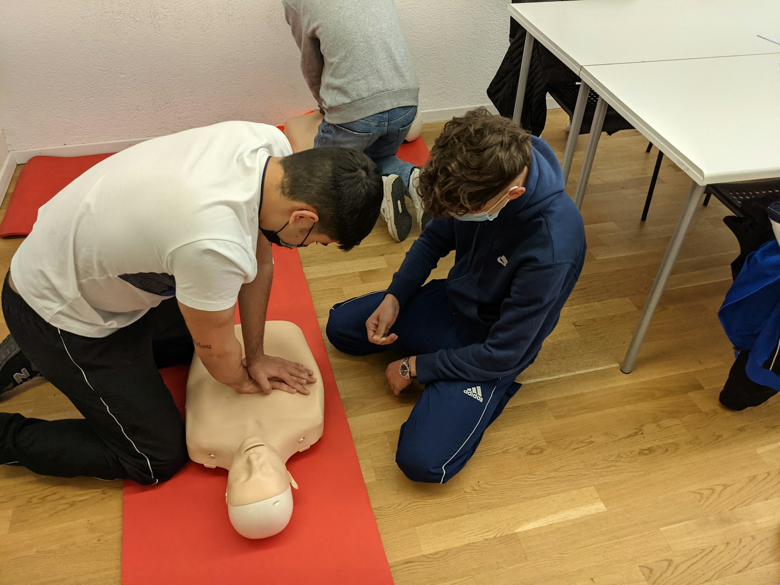 Esercitazione di rianimazione cardiopolmonare su manichino durante un corso di primo soccorso